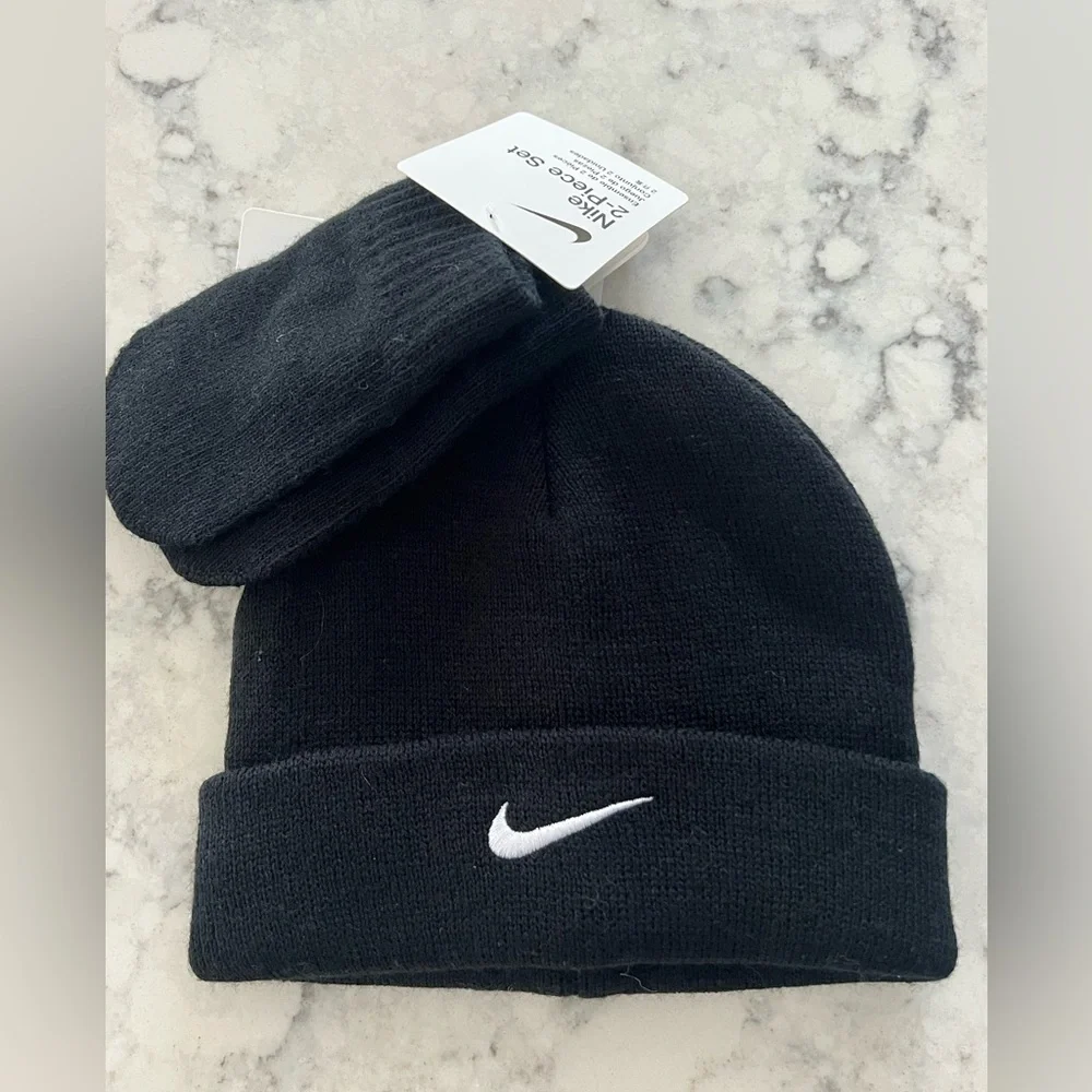 Nike infant cuffed Winter Hat And Mittens Size 12/24 months NWT